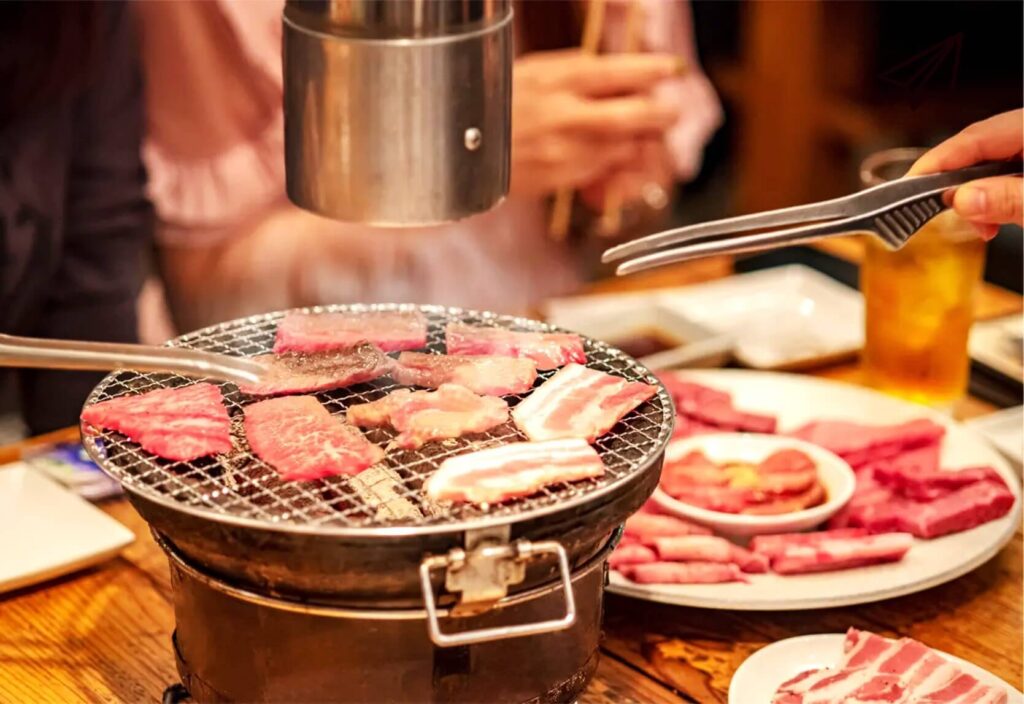 야키니쿠를 불판에 올려서 굽는 모습