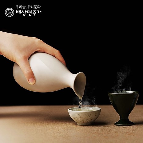 잔에 막걸리를 따르는 사진