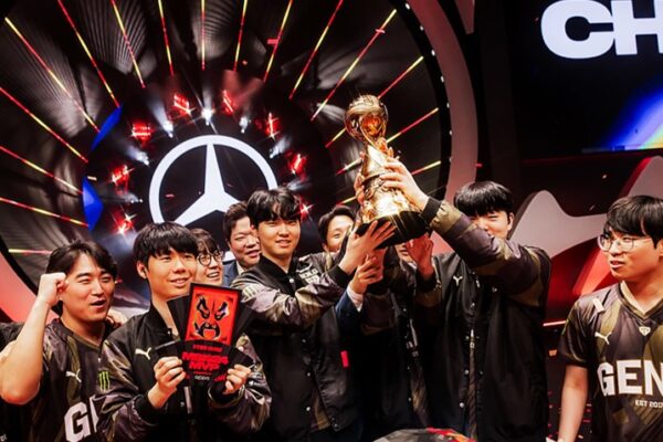 롤(LoL) 잘알을 위한 MSI 2025 백서 – 대회 분석 끝판왕! 2024 MSI 우승 트로피를 들고 있는 팀의 모습