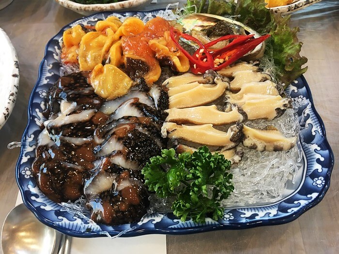 멍게, 해삼을 접시에 담아놓은 모습