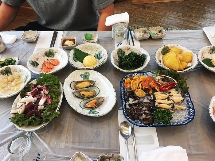 회와 스끼다시가 한 상 차려진 모습