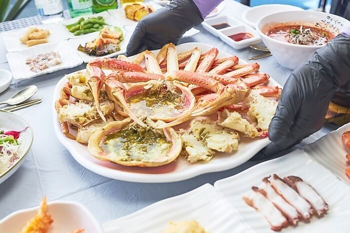 대게요리를 접시에 담은 모습