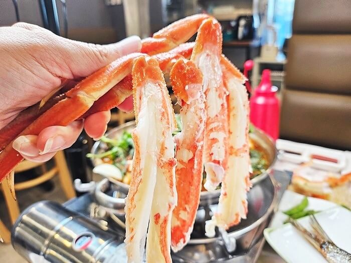 대게다리의 살을 발라서 찍은 사진