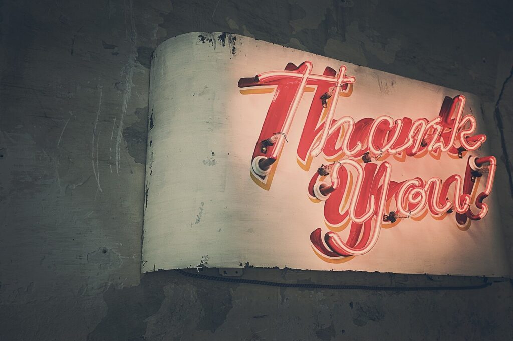 Thank you 라고 표시된 네온사인 간판