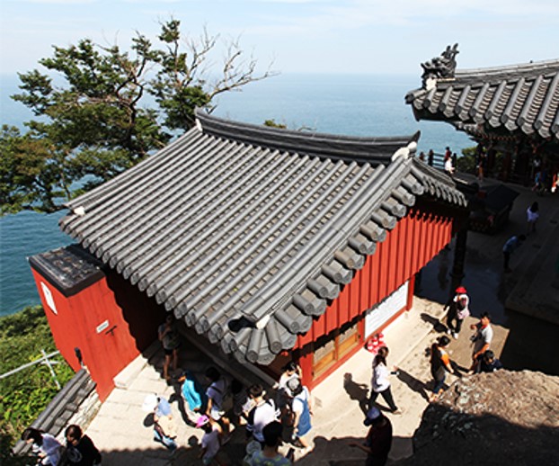사찰 건물을 위에서 본 전경, 건물의 기와지붕의 모습
