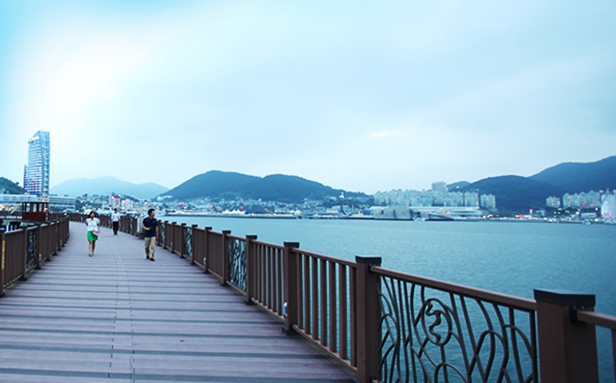 오동도가는 데크로 만든 다리