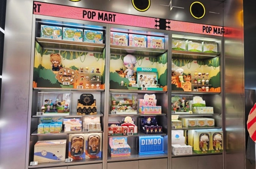 명동 POP MART 매장에 진열된 라부부