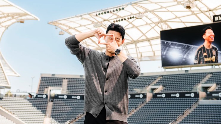 손흥민 LAFC 구장에서 포즈를 취하고 있는 모습