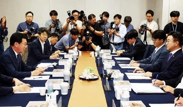 국회에서 2차 민생회복 쿠폰 지급회의를 하는 모습
