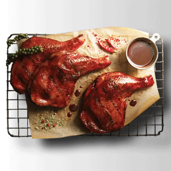 BBQ 프리미엄카페 - 닭다리를 훈제로 구운 플레이팅 된 음식