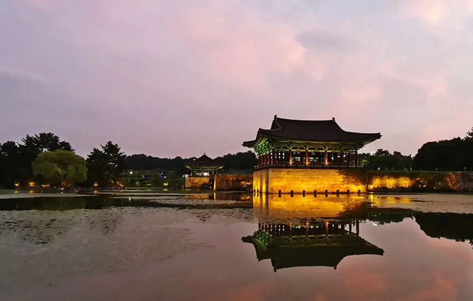 신라에서 야경명소 – 호수위에 비치는 동궁과 월지 건축물 