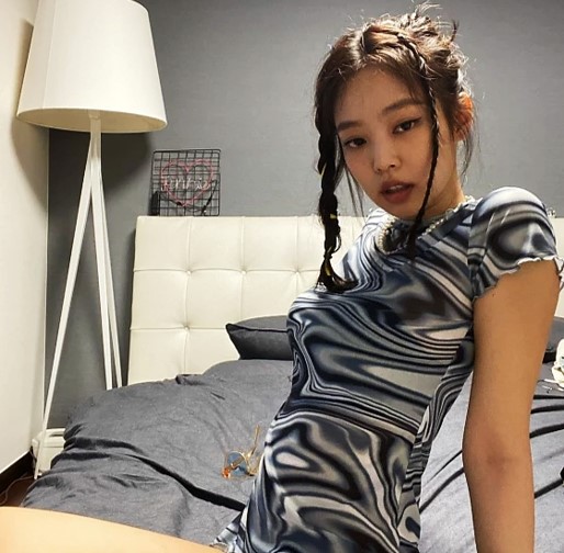 블랙핑크 제니가 헤스텐스 침대에 앉아있는 모습