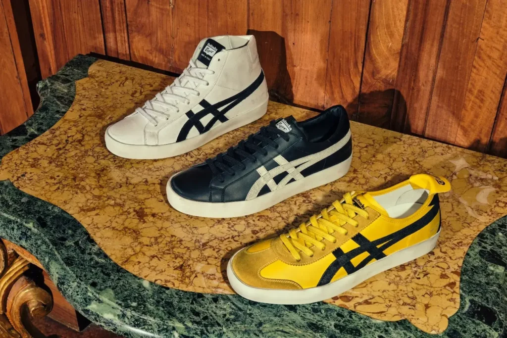 오니츠카타이거 대표신발이 나란히 전시되어 있는 사진