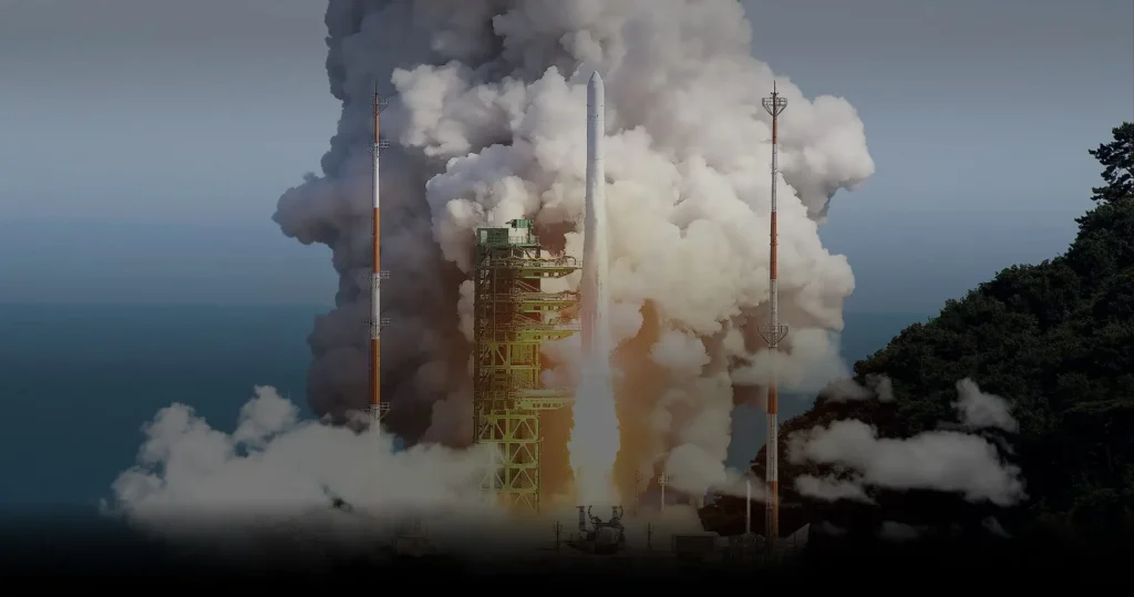 누리호가 발생되고 있는 모습
