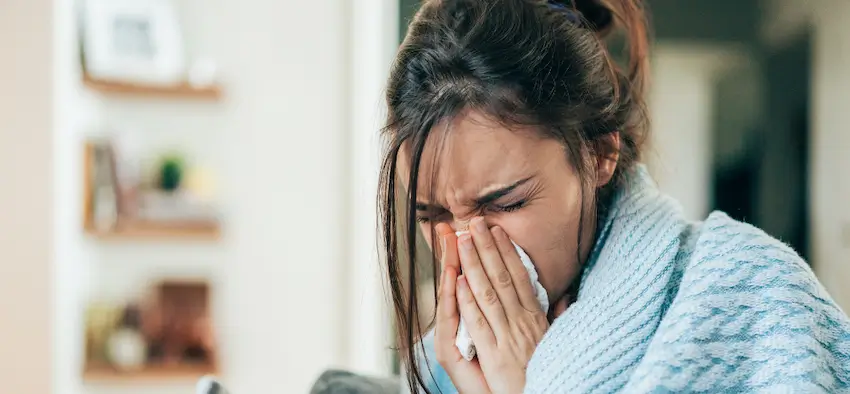 독감에 걸려서 코를 푸는 여자의 모습
