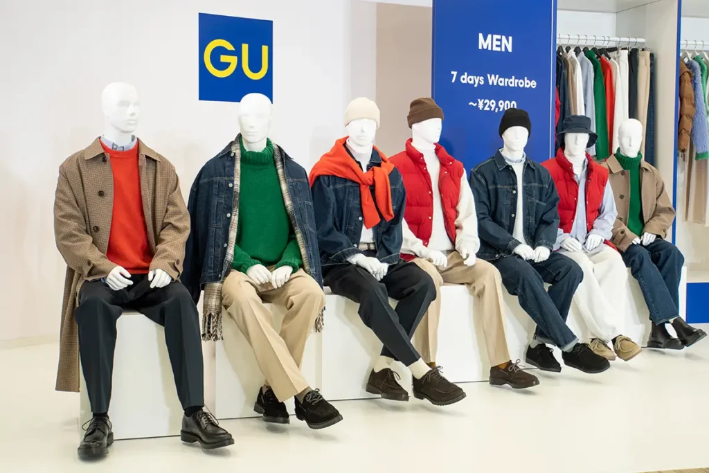 GU 의류를 마네킹이 입고있는 모습
