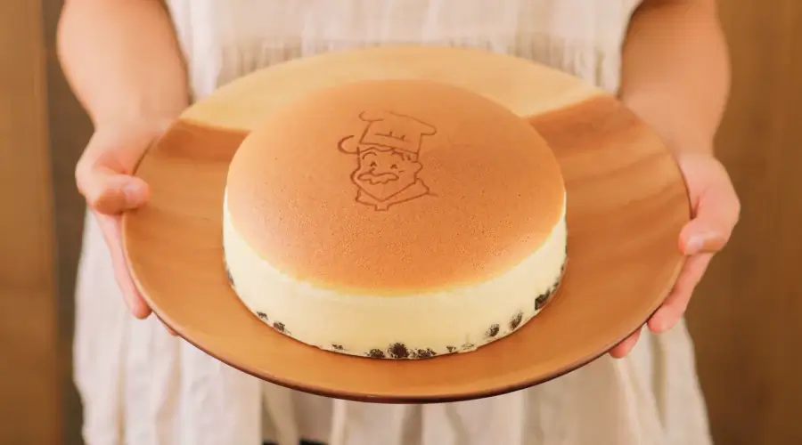 치즈케잌의 모양인 리쿠로 오지상이 나무접시에 담겨져 있다