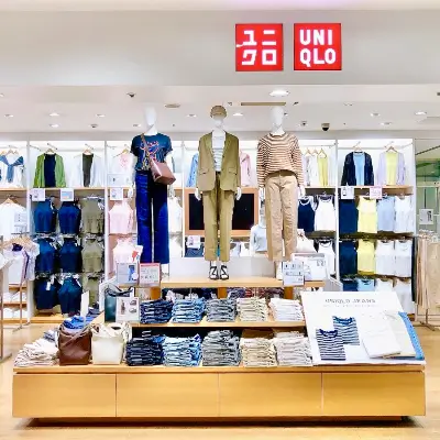 일본 유니클로 매장에 옷이 전시된 사진
