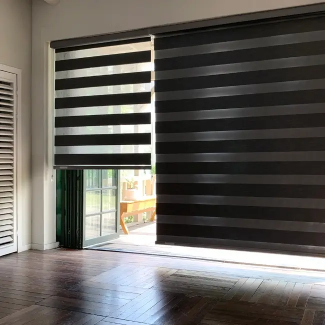 콤비블라인드 설치된 창문, 왼쪽은 밝게 셋팅, 오른쪽은 어둡게 셋팅