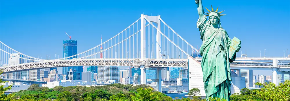 오다이바의 대표적인 장소인 다리와 자유의 여신상이 서있는 모습