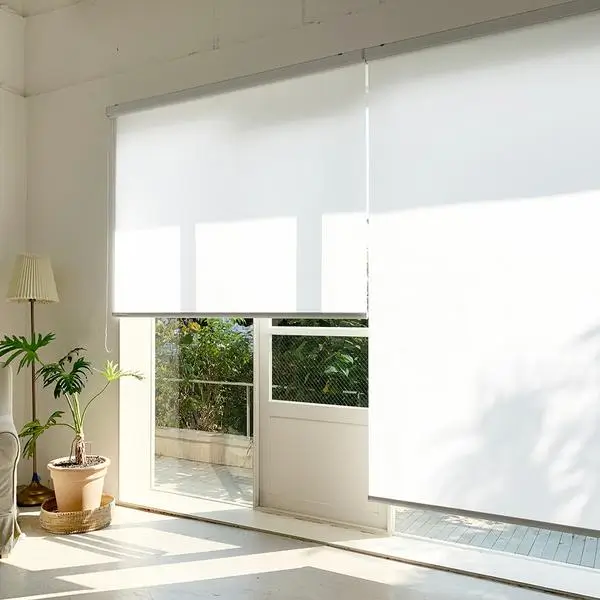 하얀색 롤스크린 블라인드가 설치되어 있는 창문 