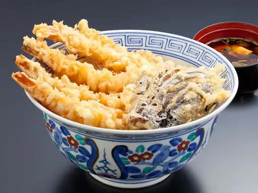 그릇에 새우튀김과 야채튀김이 담겨져 있는 모습